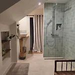 Holiday home Maison Familiale 4 Piscine 5mn Du Centre Angers